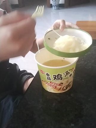 #妈呀太香了 #小馋猫 #香菇鸡汤米线 #吃得真香