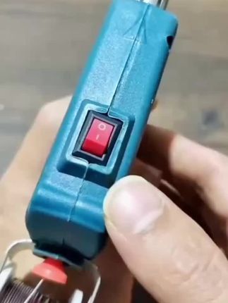 以后焊东西不要再用这种焊锡丝了,现在都在用这种自动送丝的电烙铁。#高性能实用工具 #焊接设备 #焊接机 #好物推荐🔥