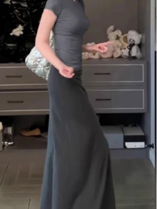 姐妹们,这条灰色半身裙真的太绝了!它就是那种超级柔软舒服的面料,而且还是夏季薄款的,完全不用担心会热。穿上之后特别显瘦,尤其是小个子女生,一定要试试这种包臀裙,真的超显身材!而且它的版型设计也很棒,是当下流行的鱼尾裙样式,超级时髦洋气。#女装 #简约穿搭 #今日穿搭 #慵懒风穿搭 #温柔穿搭
