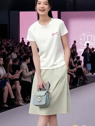 要不是已经穿上了,我是真不敢相信二十九块九竟然能买到回力的纯棉短袖。可别觉得便宜就是假货啊,我吊牌都没摘呢,看看回力正品的。外人可是百分百纯棉的,摸起来绵绵软软的,夏天穿着又凉快又舒服,特别透气。大品牌的做工走线不用多说啊,一点毛病都没有。主要这种纯色t恤啊,夏天穿着就特别百搭。随便搭个裤子啊裙子都好看,男女同款的,给你老公搭个情侣装穿也不错,还有十几种颜色都很洋气。你们刷到要还有货的话,就去拍那个四件了,才九十九块钱,更划算。#百搭#火爆促销 #时尚穿搭 #好看的衣服都在这里 #我要上热门话题🔥🔥