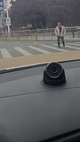 碎步哥:这波操作比猫猫原地小碎步还灵性🐱✨#碎步哥