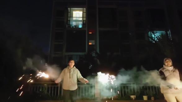 烟花舞蹈,最后有彩蛋哦哦哦!!!#烟花舞蹈 #在烟花下 #在家放烟花 #爆竹 #放个烟花给大家看