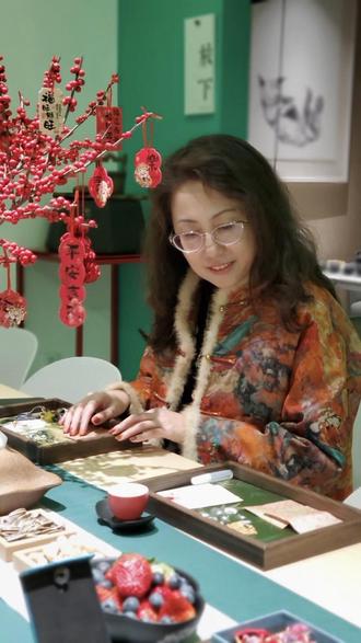 在万仟堂,一起喝茶🍵聊天,做宋锦小马挂饰啦~
手把手教你,将非遗宋锦的美,化作掌心的小福马,
不用针线,新手也能轻松拿捏,纹样绝美,寓意超赞!愿这只亲手做的福马,伴你岁岁平安,年年喜乐❤️2026马到成功!马上有钱!马上如愿!
#非遗宋锦 #国风挂饰 #福马挂件 #手作治愈 #万仟堂