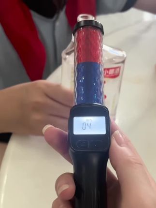 平时聚会应酬多且爱喝酒的朋友、车上备一个酒精测试仪,总会用的上,无论是隔夜酒,还是少量饮酒都可以提前检测、这款防止酒驾自检仪秒出结果,让我们安心驾驶#酒精测试仪 #高精度酒精测试仪#酒精检测#开车不喝酒喝酒不开车#强烈推荐