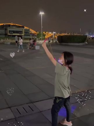 儿童玩具发光弹弓飞箭闪光弹射飞剑夜光飞天仙子夜市地摊户外玩具#儿童玩具 #儿童弹弓 #玩具 #竹蜻蜓