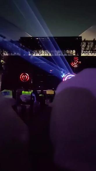 成长要学会独处,虽然有一点孤独 《于是》的舞美真的只有现场看了才知道多震撼!真的是激光雨 硬着头皮录完了#邓紫棋于是 #广州演唱会 #iag巡演