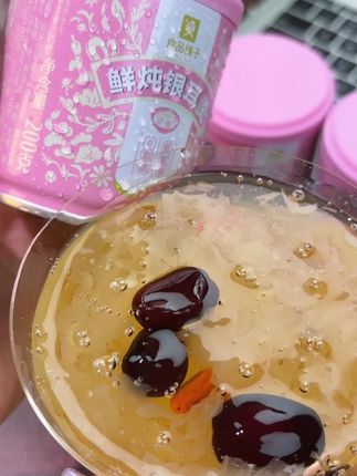 这个银耳羹太好喝了,还是良品铺子大品牌的,一口润到心尖,连喝三天,素颜都透着光,冷藏后更绝,夏天的润燥神仙水!喜欢的宝子们赶紧入手啦。#银耳羹 #强烈推荐 #美食