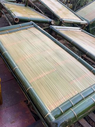 “老竹床吱呀摇过整个夏天——竹篾的纹路里藏着外婆的蒲扇风,凉席上印着午后的斑驳树影,连阳光都带着三分竹香。这不是普通的旧物件,是能躺回童年的时光机,一摇就晃出满院蝉鸣与星光。”#老式竹床