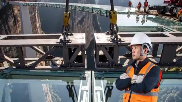 云端漫步:AI解析中国工程师如何在张家界玻璃桥颠覆重力!
张家界玻璃桥, 建造过程, 高空挑战, 工程奇迹, 悬崖施工, 安全保障
张家界玻璃桥,横跨300米深渊,集结无数工人的勇气与智慧。面对严酷地形与极端天气,他们用钢铁与玻璃打造出世界级奇观。每一步施工都充满挑战,这不仅是一座桥,更是人类意志与技术的完美结晶。