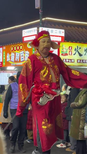 来的早不如来得巧#踩高跷 #环联夜市