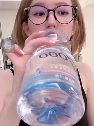 露思:你们把矿泉水买完啦???? #有点上头 #露思宝贝 #赵露思 #赵露思矿泉水 #上热搜