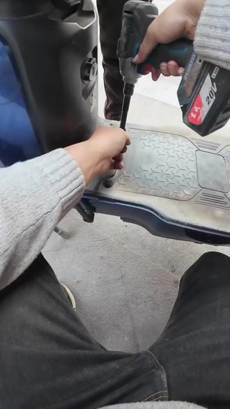 给大哥安排一组7222型黄金锂电。#锂电池 #电池以旧换新 #电动车 #电动车维修 #同城电动车电池更换