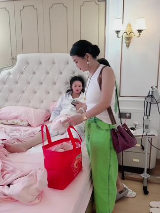 #创作灵感 前几天有姐妹说嫚嫚穿拖鞋怕着凉,给妞买的月子鞋给宝宝买的不偏头枕头,爱是用行动和努力换来的,只有努力才能用行动爱所爱的人,我会尽我所能托举这个小家庭!@英姐两口子 #记录真实生活