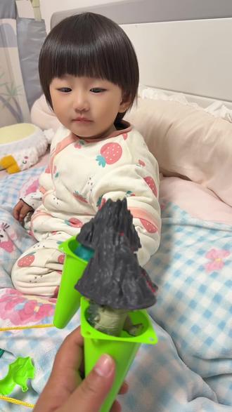 #萌宝宝 买回来的玩具人家自己用恐龙做的冰激凌🍦