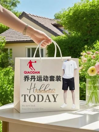 乔丹冰丝速干运动套装,解锁日常穿搭新姿势 告别闷热粘腻,乔丹冰丝速干套装来袭!冰丝面料触感丝滑,上身体感降温,运动出汗秒速干爽。简约利落剪裁,日常出街、健身慢跑都适配。经典配色不挑人,轻松搭出随性运动风,舒适与颜值并存,承包你一整季的自在穿搭!#今天穿什么 #男生穿搭 #男装 #运动套装 #运动