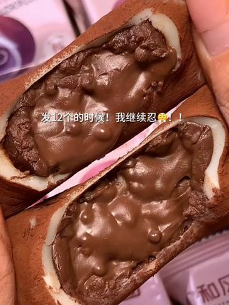 认准上行斋和风生巧福团!糯叽叽外皮裹着纯可可粉和生巧!一口爆浆里面还有法芙娜脆脆珠 #上行斋 #生巧福团#甜品#糯叽叽 #甜品
