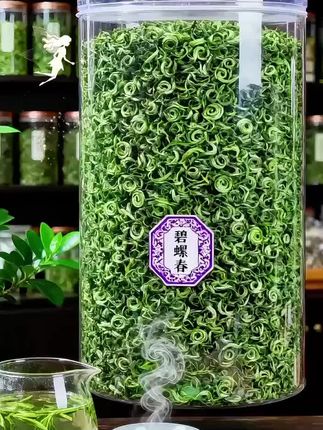 香浓碧螺春:新茶尝鲜正当时,茶友速来品 饮茶,怎能少了这杯香浓碧螺春!#新茶上市 的它,干茶裹着细密白毫,像撒了层银霜,凑近闻满是清新的花果香,还没泡就透着春日鲜活气。 沸水轻冲,茶汤瞬间变成透亮的嫩绿,入口先是鲜爽的茶香漫开,咽下去后还有淡淡回甘绕在舌尖,连杯子都沾着清甜。不管是清晨配点心,还是午后独酌,都超适配#茶生活 。 #召唤茶友 !爱喝绿茶的朋友快趁新茶季尝鲜,一口就能把春日茶山的清润喝进嘴里,这杯#碧螺春茶 真的别错过! #香浓碧螺春