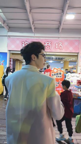 #短暂的陪伴到底是赏赐还是惩罚
四分之一世纪的最后一秒
世界的时间在倒数
我的眼睛拥抱你背影无数次
#抖音年度神颜大赏 #颜艺开播季 @赵航