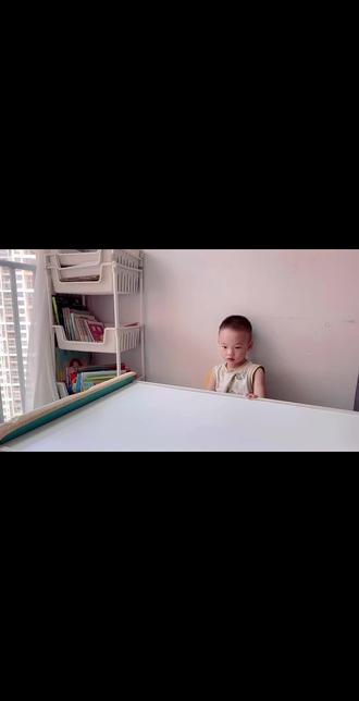 🧶废纸板变❤️超简单的专注力小游戏,玩到停不下来
🧚♀️哈喽吖!我是把早教搬回家的阿琦妈妈👩🏻来来来,今天玩毛线🧶😂
谁说锻炼专注力一定要买玩具?一块废纸板+几根毛线就能搞定!今天和宝贝玩了个超棒的手工游戏,分享给大家👇
✨材料超简单
➡️ 废纸板(快递盒就行!)
➡️ 剪刀
➡️ 彩色毛线(选宝贝喜欢的颜色!)
✨三步搞定:
1️⃣ 剪爱心:把纸板剪成大大的爱心形状❤️
2️⃣ 开卡口:沿着爱心边缘,均匀剪出1cm左右的小口(间隔别太密)
3️⃣ 绕绕绕!:让宝贝选喜欢的毛线,引导ta把线头卡进小口,然后一圈圈耐心缠绕~ 线尾也卡进小口固定。
🌟锻炼什么?
✅ 专注力:一圈圈缠绕超需要耐心和集中精神!
✅ 手眼协调:小手要精准地把线卡进缝隙、控制缠绕方向。
✅ 成就感:完成一个色彩缤纷的爱心挂饰,宝贝超自豪!
🩷🩷🩷简单、省钱、有意义!快带娃玩起来吧~
#在家早教小游戏 #亲子互动 #毛线 #废物利用变废为宝 #动手能力