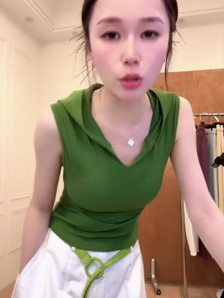 2025夏季新款无袖连帽 V 领背心女弹力修身显瘦休闲百搭上衣T恤女#夏季穿搭 #今日穿搭 #夏天该有的样子 #高级感穿搭 #ootd女生穿搭