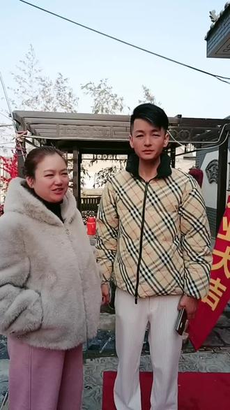 祝九锐吉传媒公司开业大吉,网络道路一路长虹,感谢九总对我们甑糕的认可,也祝929的粉丝跟我们的甑糕一样生活甜甜蜜蜜😊@清晨的朝阳(小九) @清晨的朝阳(小九) @甑糕雷 @@黑人(清晨的朝阳929)本月28号开业 @炸弹鱿鱼《合冠传媒》 @忠義(929)28号传媒公司开业活动