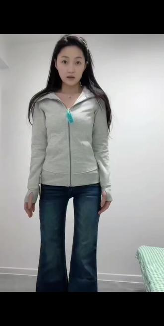 冬天能让我显瘦的只有lulu
scuba又保暖又显瘦,穿这套特别干净
但其实更期待夏天,define将会更出片#ootd #lululemon #scuba #scuba穿搭#女生穿搭