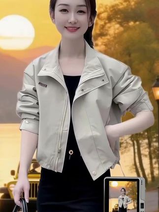 2025春秋夹克|藏肉显高!通勤出街都能美到开挂💥 2025新款春秋夹克,轻松解锁四季通勤+出街穿搭!韩系版型超会藏肉,短款设计一键拉高腰线,小个子也能轻松拥有大长腿既视感✨春天搭连衣裙,温柔感直接拉满;秋天配牛仔裤,又飒又A超带感~日常通勤、逛街约会都适配,妥妥的万能搭子! 面料轻薄透气,告别闷热黏糊,自带慵懒松弛感,随便一穿就时髦炸街💥多色可选,承包整个衣橱~显瘦显高还百搭,现在入手享早春尝鲜价,错过真要等一年! #春秋外套 #韩系穿搭 #通勤必备 #不正式通勤穿搭 #梨形身材穿搭