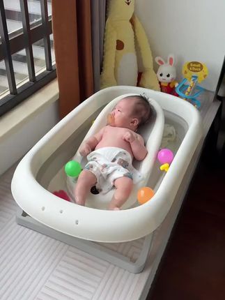 30多天的宝宝 洗个澡真的好舒服呀#幼崽成长记 #婴儿洗澡盆 #爱洗澡的小宝宝 #浴盆可折叠 #洗澡神器