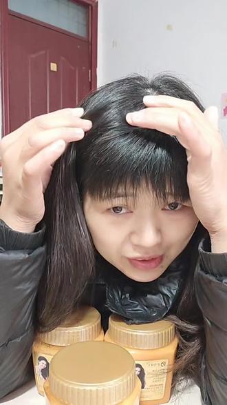 姐妹们你们头发有白头发没,今天洗头我才发现我头上一根白头发,年龄大了白头发也长出来了,姐妹这款蛋白霜里面添加了燕窝氨基酸的成份用完头发又顺又滑,特别是头发干枯毛燥经常去理发店染拉烫的姐妹,一定要用姐妹。#沪兮女王蛋白霜