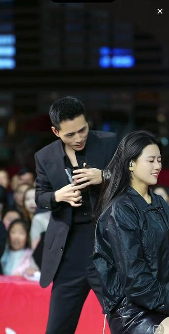 #索图 #安顺 #索图大舞台 #奉节 #演出现场视频 理发师索图,索图真是样样精通👍