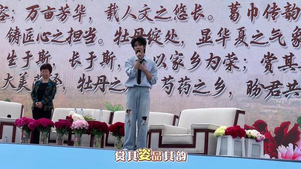 郝熠然自己写的推荐此词!!!➕ 美食推荐
君文笔清雅,落笔生韵, 心澄若秋水,风骨自见。(我已经夸累了)
而且中间哽咽了好几次 很用心很用心地推荐菏泽 温润而有力量
#郝熠然#云熠#郝熠然菏泽 #春和景明