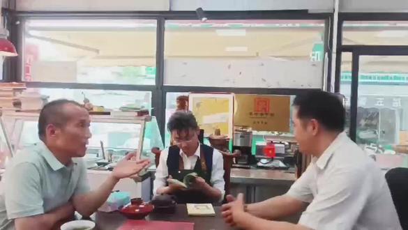 济宁熟食界的先卤后酱,百年秘方,免费听讲(之一) 山东属于北方,是从秦岭淮河一线划分的。但山东济宁的饮食,因有一条大运河的南北贯通,日夜流淌,从此有了南甜北咸的中和,很多菜式的底色,无不透露着南北兼容、大开大合的特征。
这个酱肉魁的先卤后酱,就是一个鲜明的代表作。一切热爱美食熟食的朋友们有福了,今天可以免费听取百年酱卤秘方。
一一看他如何先卤后酱,而不是常见的一锅卤汤中,只要再烹些酱油,或飞点黄酱就算酱卤了!!! #济宁 #同城推荐 #同城 #本地商家