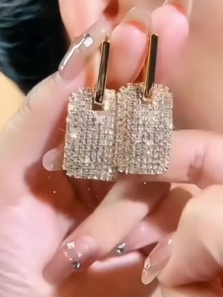 #上热门🔥 气质轻奢金色满钻耳环女新款高级感方形耳饰#时尚饰品 #气质百搭#满钻#修饰脸型