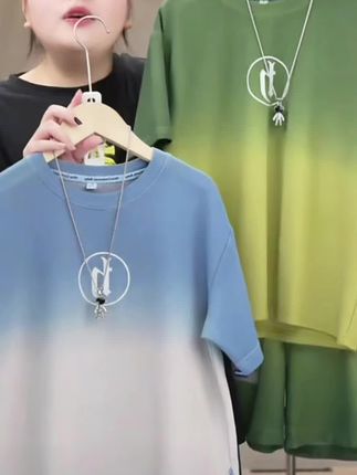 2025新款男童夏装套装,专为中大童男孩设计,是夏季的绝佳选择。薄款面料,透气轻薄,让孩子在炎热天气中也能保持清爽。层次丰富。胸前刺绣图案是流行的街头风格,酷炫有质感。袖口、下摆的弹性设计与裤腰的松紧带,既贴合身体曲线又穿脱方便。无论是公园玩耍、户外运动,还是小朋友聚会,都能让孩子舒适自在,帅气出众,轻松成为人群焦点。#潮酷男孩 #男童穿搭 #高品质童装 #夏季新款 #萌娃穿搭