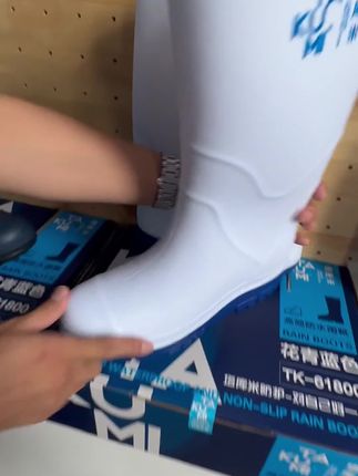 雨天必备防水雨靴,防水防滑,不渗透一滴水,穿脱方便丝滑,薄层棉内里,下单送鞋垫一双!#雨天 #食品厂#户外雨天
