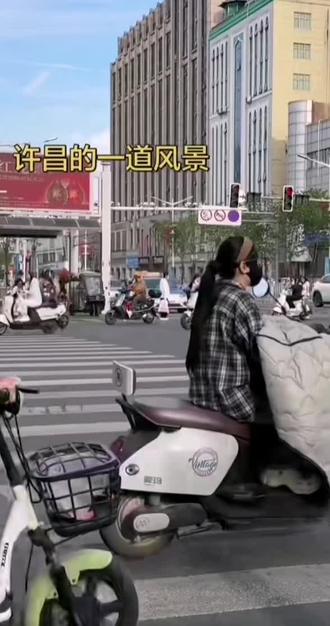 @许昌交警 这都不管?为了视频流量,斑马线上跳舞嬉戏这是拿自己的生命安全不当回事啊!交通安全意识淡薄,害人害己,这种人必须要教育和处罚