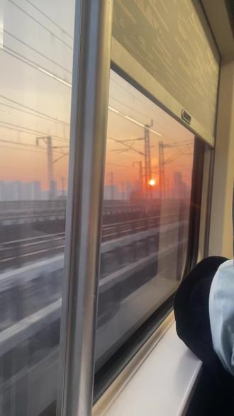 北京去不起 上海去不起 明天还要进厂里 自己骗自己