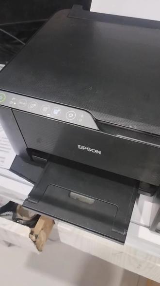 爱普生l3258和爱普生l3558出纸对比,3258是今天接修的,打印空白,长时间不打印,墨囊空了,打印头堵了,抽墨清洗打印头解决了!3558是客户十月份放这里的,客户有两台,替换着用,我说这个快,换一个维护箱就好了,客户等不急,然后就一直放到今天还没有拿走,那台打了12万张还在服役,3558出纸确实快!维护箱自己更换就行,不需要清零软件那么复杂!#打印机推荐