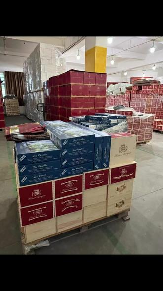 年关的暖意在酝酿,自律的公主家的正宗法国红酒也来添一份心意✨ 原价2000+的高品质佳酿,此刻免费赠给懂酒的你!不管是年夜饭的团圆碰杯,还是走亲访友的体面伴手礼,这瓶带着法式浪漫的醇香,都能为你的新年添一抹珍贵的仪式感。愿这份诚意,陪你度过每一个温暖的相聚时刻。
The warmth of the New Year is brewing, and the authentic French red wine from the home of the Self-Disciplined Princess is here to add a heartfelt touch ✨. This premium wine, originally priced at over 2000 CNY, is now free for you who appreciate fine wines! Whether it’s a toast at the New Year’s Eve dinner or an elegant gift for relatives and friends, this bottle of wine with French romance will bring a precious sense of ritual to your New Year. May this sincere gesture accompany you through every warm gathering.