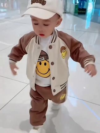 立秋后,天气越来越凉了,给娃入手了一套韩版三件套,上身真的太可爱了!它是这种棉质的,软软糯糯的,很舒服,秋天穿正好,平时外出或者在家都可以穿,真的是好看又好穿。