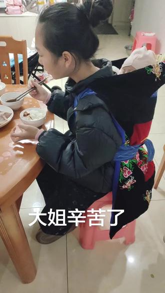 温馨提示,家有大宝十岁以上的可以生二胎,三胎了,她可以帮忙做很多事情😊比如换尿布,带娃,背娃,哄娃等所有家务,感觉不要太良好😄#劝你生女儿系列 #