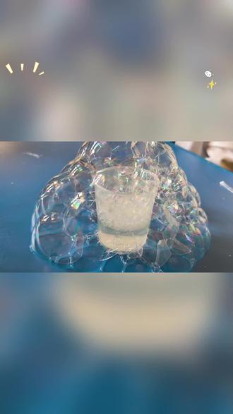 科学小实验:自制泡泡水
材料:量杯、搅拌棒、吸管、白糖、洗洁精、水
步骤:
1.用量杯量取40毫升清水、20毫升白糖、20毫升洗洁精。
2.将清水倒入白糖中并搅拌均匀。将搅拌好的糖水倒入洗洁精中,再次搅拌均匀,泡泡水就做好啦。
3.取一根吸管,一头端放入泡泡水中,并在另一端吹气,好多泡泡呀!
科学原理:
泡泡是由于水的表面张力而形成的。通常水分子间的相互吸引力比水分子与空气之间的吸引力强,这些水分子就像被黏在一起一样,但如果水分子之间过度黏合在一起,泡泡就不易形成了。洗洁精和白糖“打破”了水的这种表面张力,它把表面张力降低到只有通常状况下的1/3,而这正是吹泡泡所需的最佳张力。#科学小实验 #幼儿园