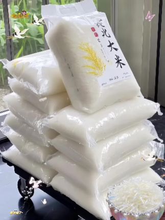 吃过一次,亲妈就让我狂回购6次的东北大米!!东北大米一直备受大家青睐,东北黑土沃野千里,阳光雨露滋养,一年一季的慢生长,让每一粒大米都饱含天地精华,颗粒饱满,晶莹剔透,这是东北独有的“米香味”让人流连忘返。轻轻打开袋子那股清香的米香味,仿佛让人置身来到东北稻田!特别是蒸煮时打开锅盖,油亮诱人,入口软而不粘,弹润香甜,回味带着甜甜的米香,一碗东北大米饭,配啥菜都香,空口吃也上瘾,让人爱不释口。更值得一提的是,每一袋米都是当季新米,经过农民伯伯现磨现发,新鲜到咱们餐桌上,每一口都是来自黑土地的深情。无论是咱们日常散餐还是宴请宾客,东北大米都是不错的选择!就这价格再不拍,再拍大腿也没有了#东北大米 #东北大米就是香#超便宜超划算 #优质农产品#大米