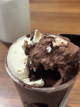 到底是谁发明的这个冷冻版苦巧咸酪碎银子!太太太好吃了!#喜茶 #苦巧咸酪碎银子 #冰淇淋