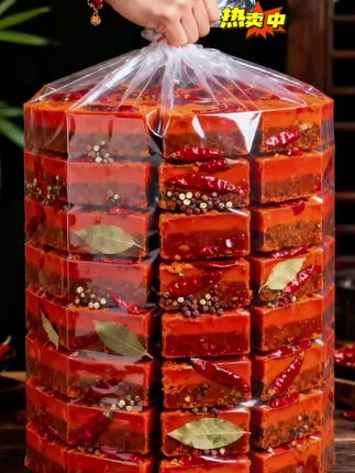 【重庆牛油火锅底料•地道醇味】恪守山城老手艺 配方,精选上乘牛油搭配十余种香料黄金配比。 文火慢熬数小时,让牛油充分渗透每粒香料,熬出骨子里的浓香油麻。 独立小袋封存新鲜,凝成琥珀般的底料块,下锅即融,汤色红亮翻滚间香气满溢。 入口先是牛油的厚重裏住味蕾,接着花椒的麻、辣椒的辣层层递进,鲜醇久留不腻口。不管是涮肥牛还是煮蔬菜,都能让食材秒变地道重庆味。 这份正宗重庆牛油底料,用老匠心延续老味道,唤醒每一次围炉涮煮的热辣欢愉。#重庆火锅底料#牛油火锅底料 #真材实料才能做出好味道#马呀太香了 #超便宜超划算@DOU+上热门 @DOU+小助手