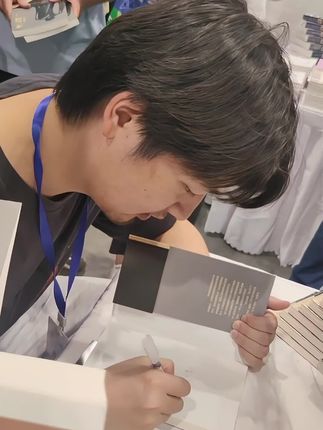 《泥潭》看完了。这本书值 一读对历史、哲学、自我内观有趣的文学阅读基础读者,作者在泥潭不仅民初的风云变幻,都是中挣扎沉沦,最终完成自我救赎的告白。#刘楚昕泥潭读者见面会#刘楚昕泥潭新书发布 #刘楚昕 #泥潭 #漓江文学奖