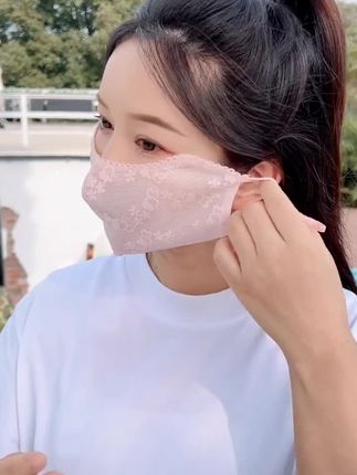 夏天出门一定要戴这种防晒口罩,它不仅可以防晒,还非常显脸小!采用轻薄透气的面料,戴上后一点也不闷热,而且它的设计很贴心——加高的护眼角设计,可以很好地保护我们的眼睛不受紫外线伤害。立体剪裁+精致蕾丝工艺,戴上去超级显气质!#防晒口罩#夏日必备