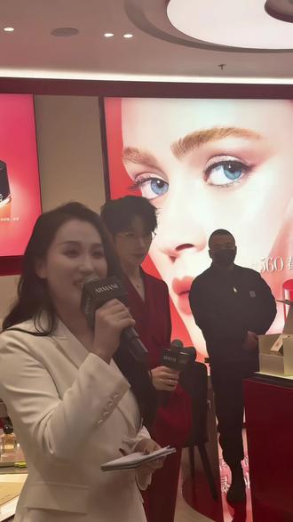 被这么一张帅脸认真看着 很难能忍住不笑哎
阿玛尼西安赛格一日店长主持人
#吴添豪 #主持人李朵 #西安主持人李朵 #阿玛尼一日店长 #五条