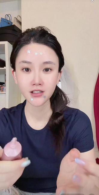 终于找到一款适合我们敏感肌用的防晒了!晓姿多维光护抗糖化防晒养肤精华乳,它是养肤型的防晒,可以做到防晒加隔离加妆前,三效合一,还是高倍防晒,SPF50+#晓姿