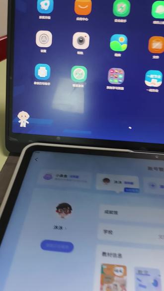 再次吐槽:和邻居家的学习机做了一下对比,别人已经有四年级新课标的新教材了,而科大讯飞的除英语什么都没有,英语有是因为英语新教材已经出来两年了,作为宣称的行业领先者,为什么你的教材更新比别人要慢这么多?去年的英语教材也是到八月中旬才更新上架!七八千的机器被人家3000多的机器啪啪打脸#科大讯飞t20pro #科大讯飞#科大讯飞ai学习机 #学习机